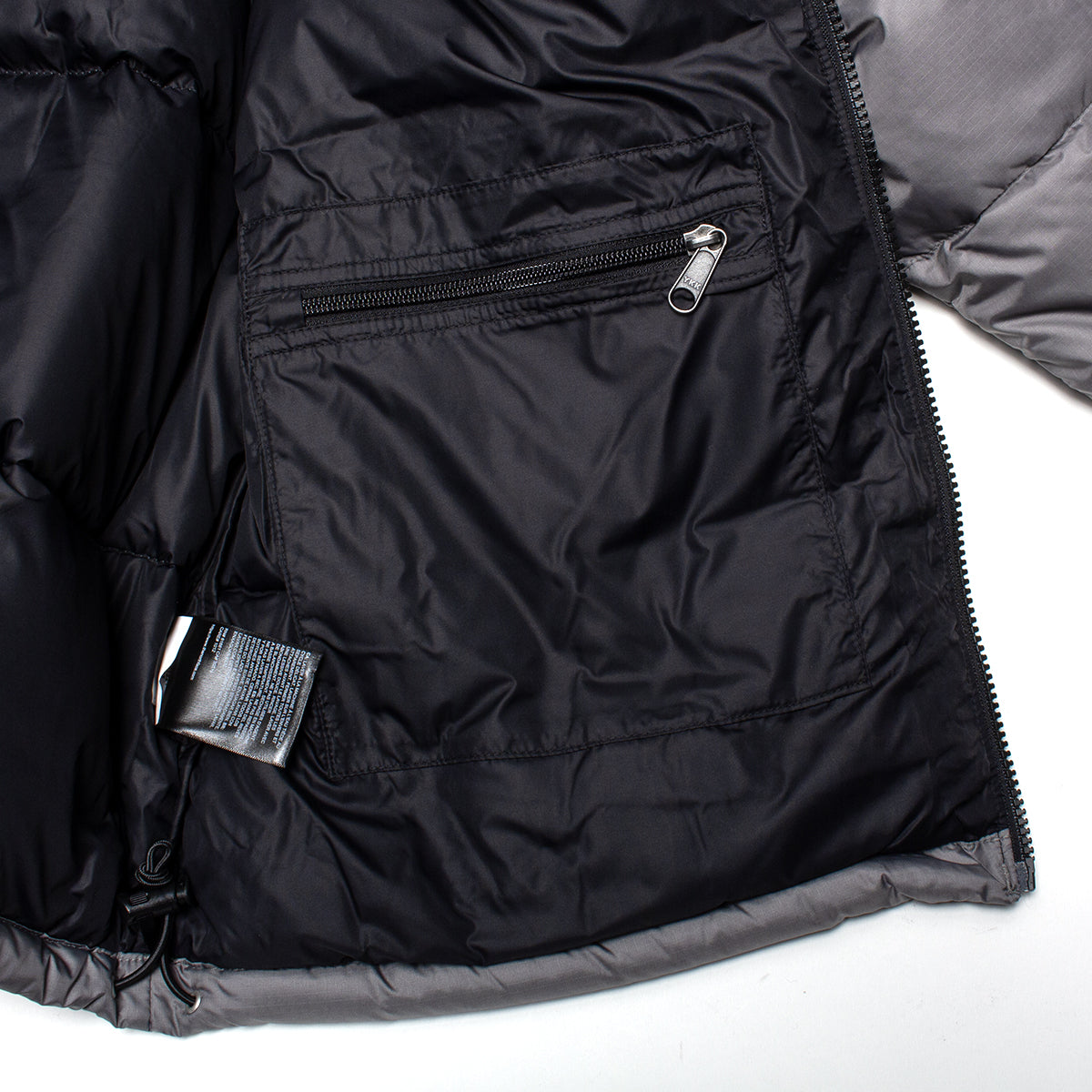 The North Face - 1996 Retro Nuptse Jacket
Style # NF0A3C8DRPI1
Color : Smoked Pearl / TNF Black
