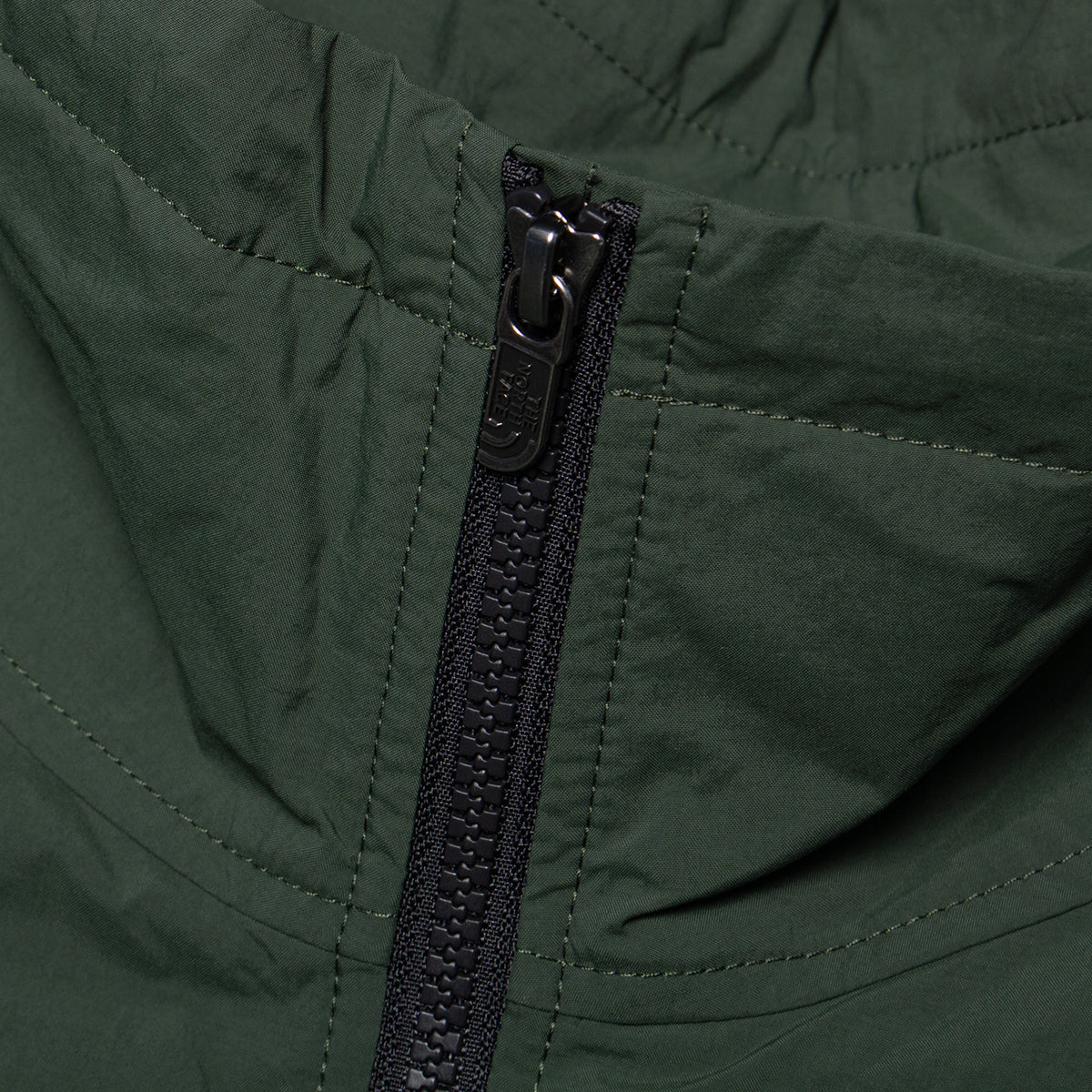 The North Face - Red Box Nylon Fleece Lined Jacket
Style # NF0A8HDKNLW1
Color : Bottle Green