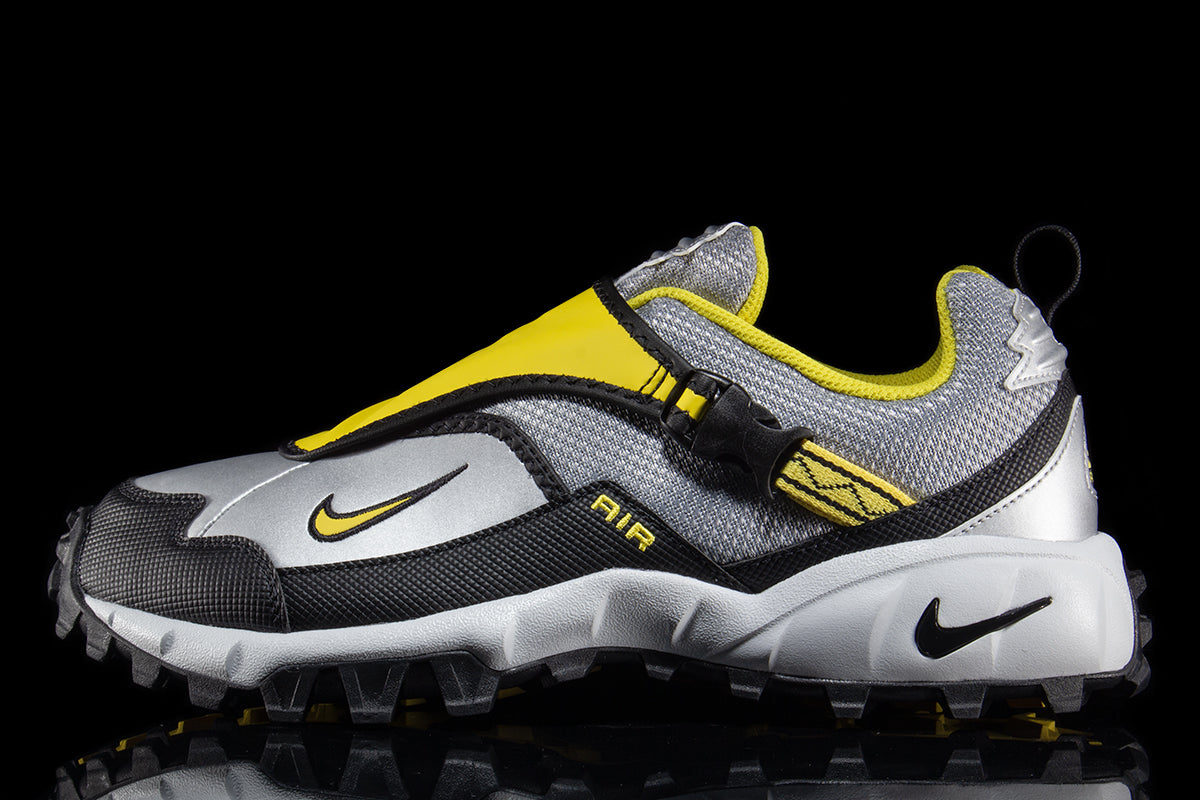 Nike - ACG Phassad
Style # HM7133-001
Color : Black / Yellow Zest / Metallic Silver