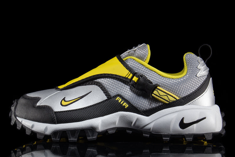 Nike - ACG Phassad
Style # HM7133-001
Color : Black / Yellow Zest / Metallic Silver