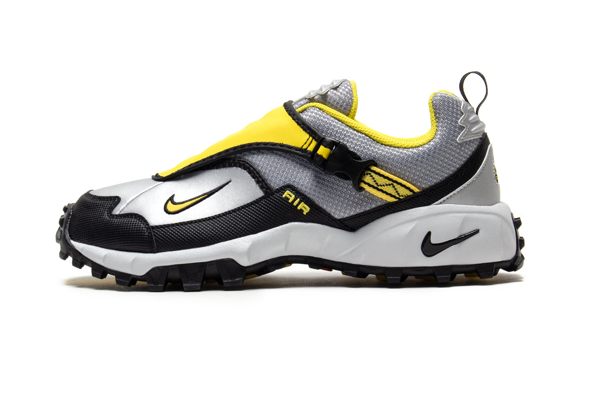Nike - ACG Phassad
Style # HM7133-001
Color : Black / Yellow Zest / Metallic Silver