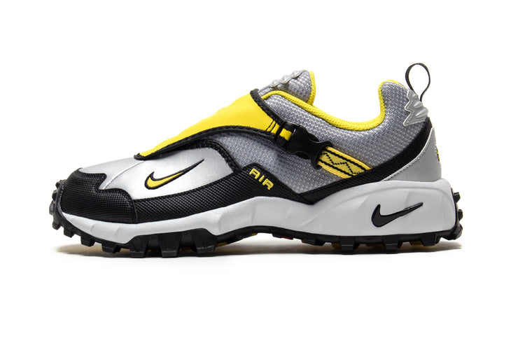 Nike - ACG Phassad
Style # HM7133-001
Color : Black / Yellow Zest / Metallic Silver