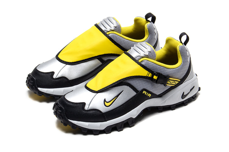Nike - ACG Phassad
Style # HM7133-001
Color : Black / Yellow Zest / Metallic Silver