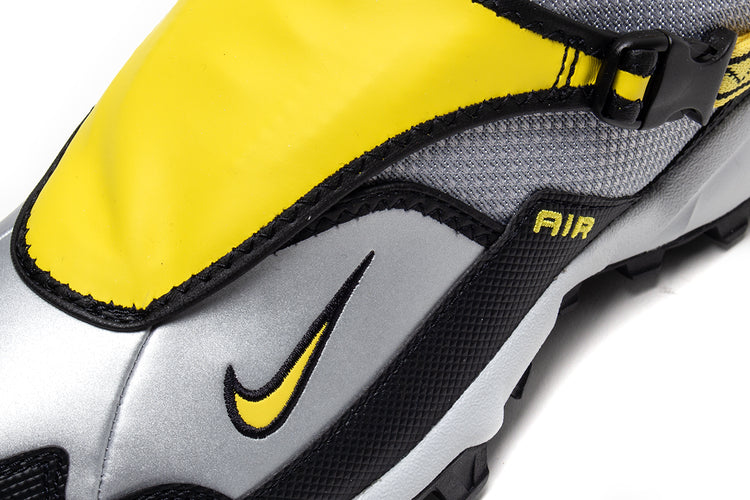Nike - ACG Phassad
Style # HM7133-001
Color : Black / Yellow Zest / Metallic Silver