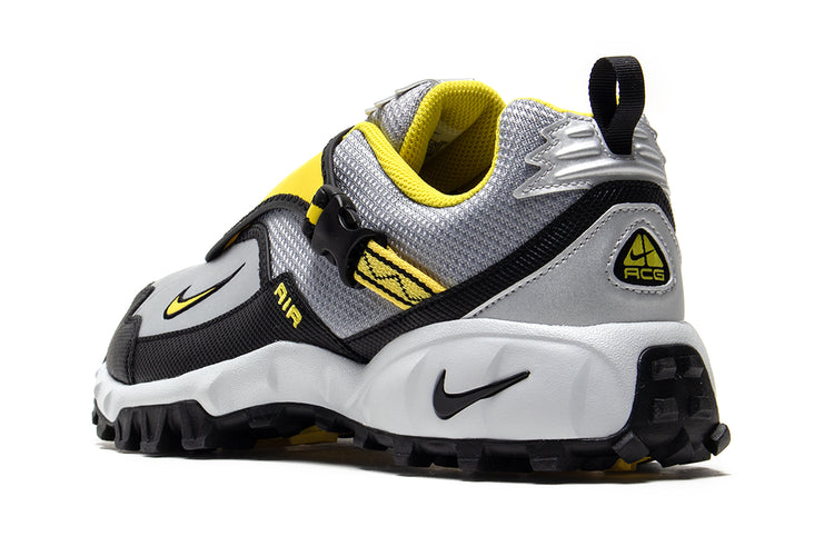 Nike - ACG Phassad
Style # HM7133-001
Color : Black / Yellow Zest / Metallic Silver