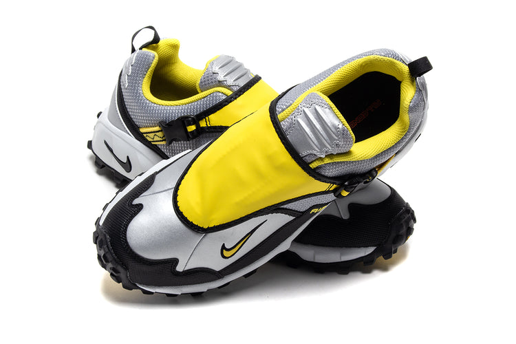 Nike - ACG Phassad
Style # HM7133-001
Color : Black / Yellow Zest / Metallic Silver