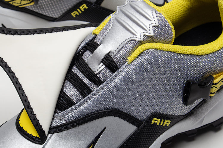 Nike - ACG Phassad
Style # HM7133-001
Color : Black / Yellow Zest / Metallic Silver