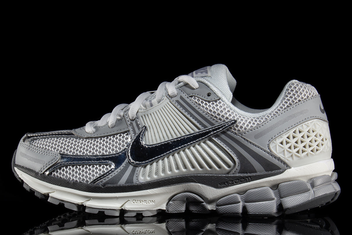 Nike - Zoom Vomero 5
Style # IM2219-121
Color : Summit White / Metallic Silver