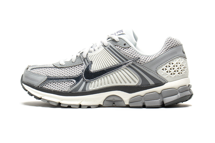 Nike - Zoom Vomero 5
Style # IM2219-121
Color : Summit White / Metallic Silver