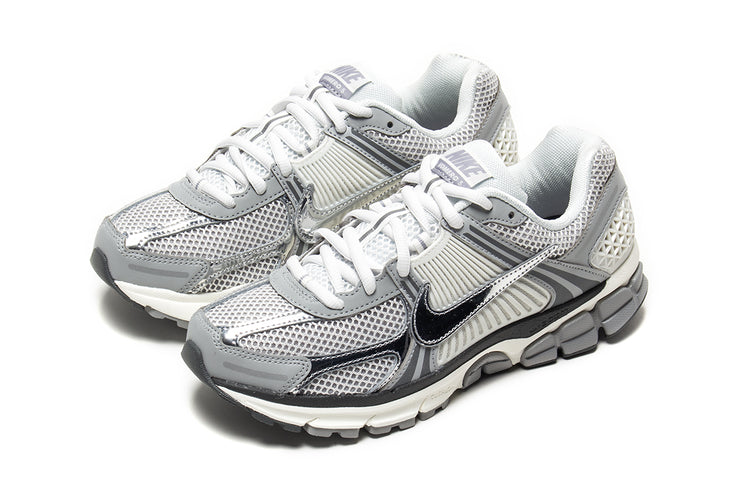 Nike - Zoom Vomero 5
Style # IM2219-121
Color : Summit White / Metallic Silver