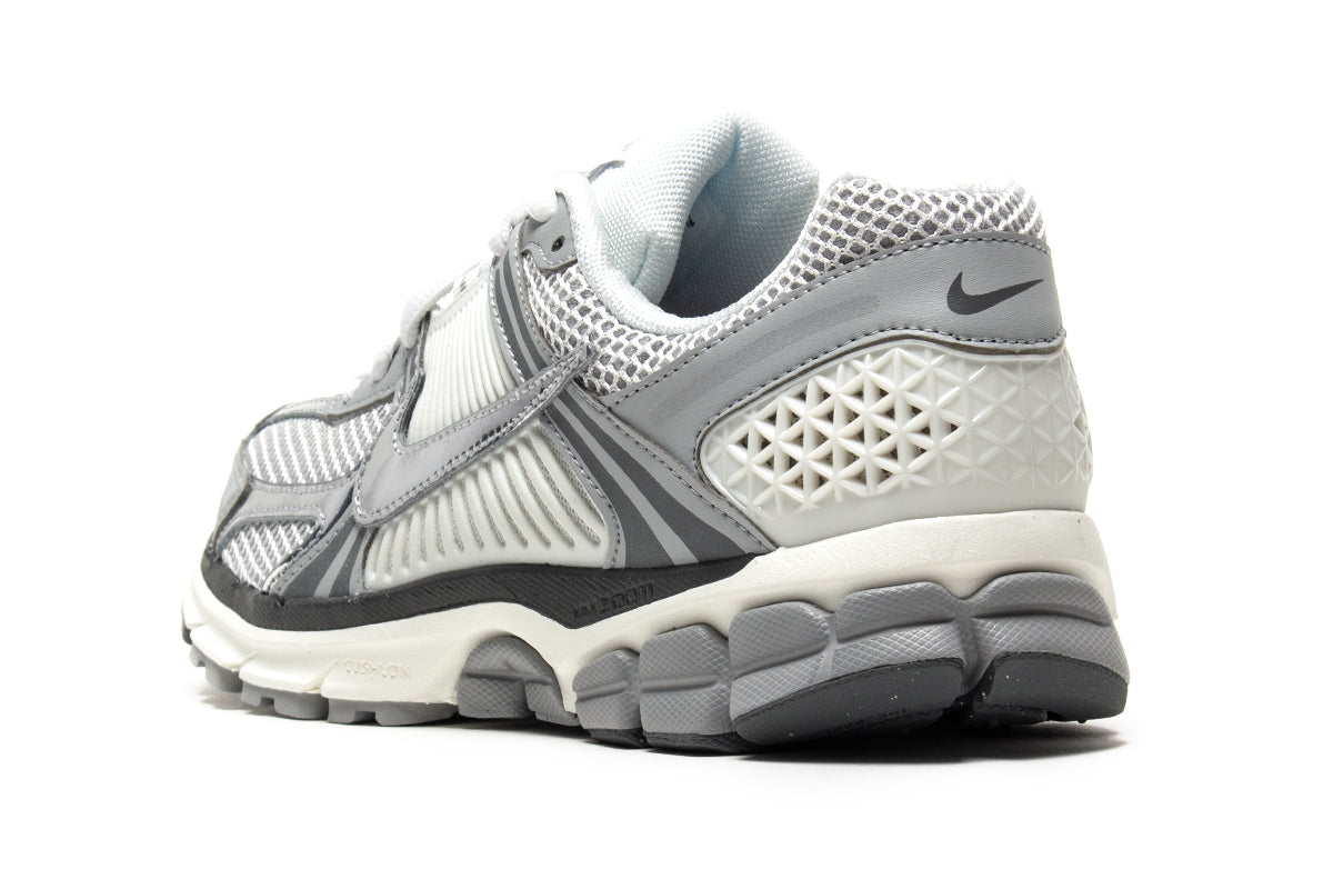 Nike - Zoom Vomero 5
Style # IM2219-121
Color : Summit White / Metallic Silver