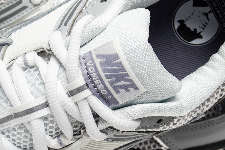Nike - Zoom Vomero 5
Style # IM2219-121
Color : Summit White / Metallic Silver