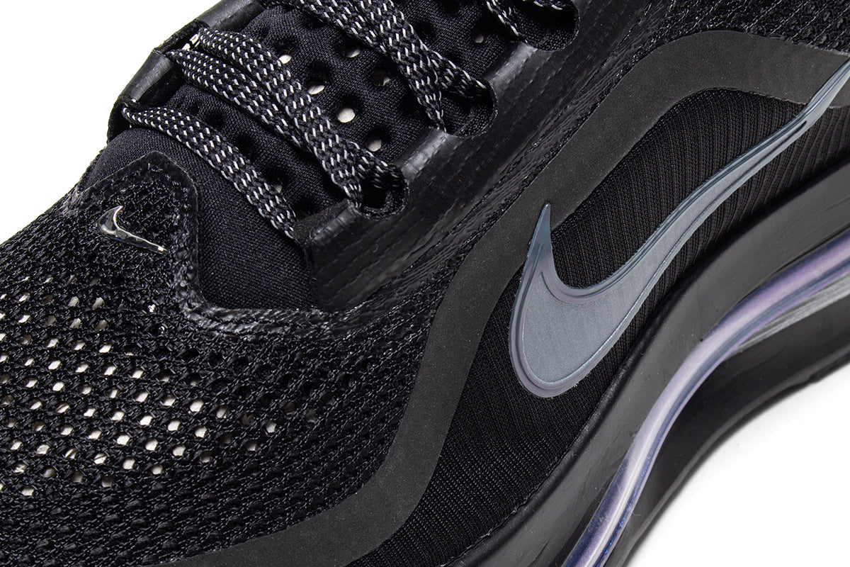 Nike - Pegasus Premium
Style # HQ2592-005
Color : Black / Black / Metallic Silver
