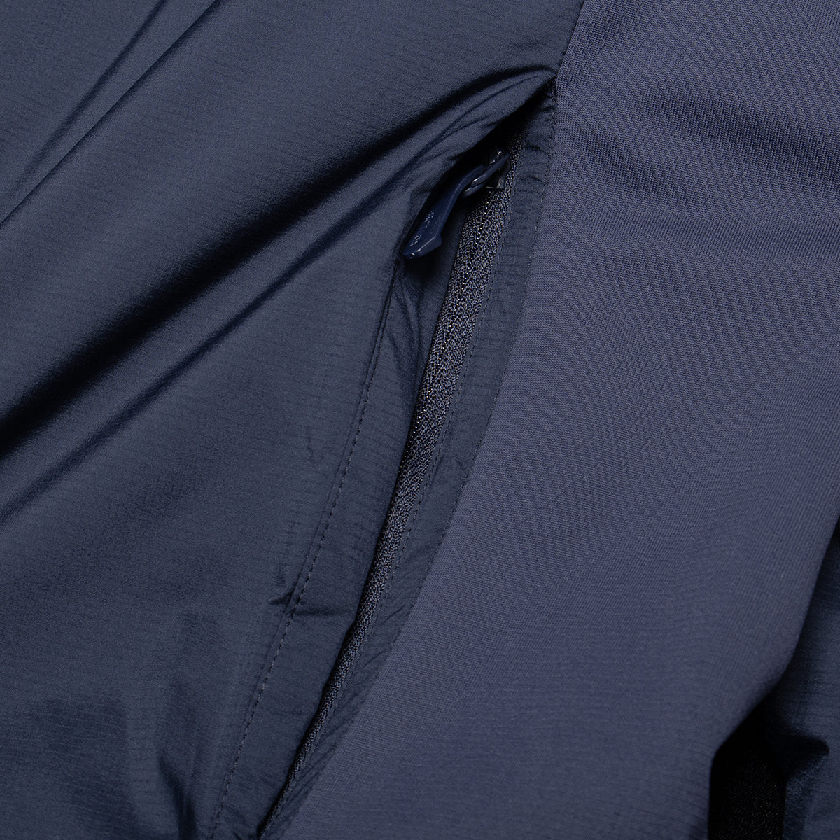 Arc'teryx - Atom Hoodie
Style # X000009556
Color : Black Sapphire