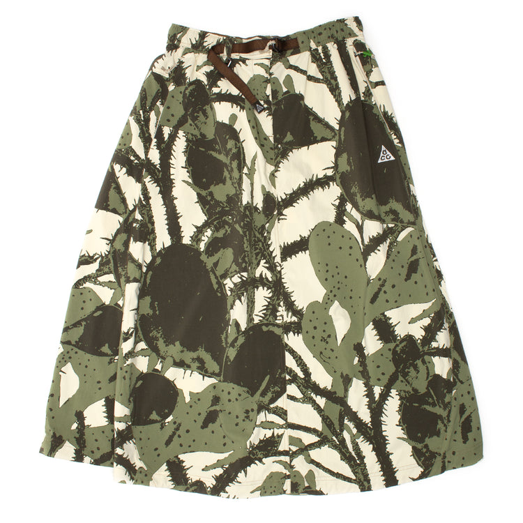 Nike - Women's ACG Smith Summit Skirt
Style # HV0579-229
Color : LT Khaki / Cargo Khaki / Summit White
