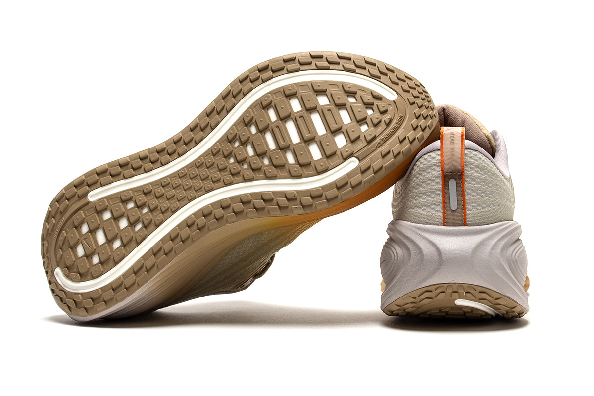 Nike - Vomero Plus SP
Style # IV4522-200
Color : Desert Camo / Yukon Brown / Ceramic