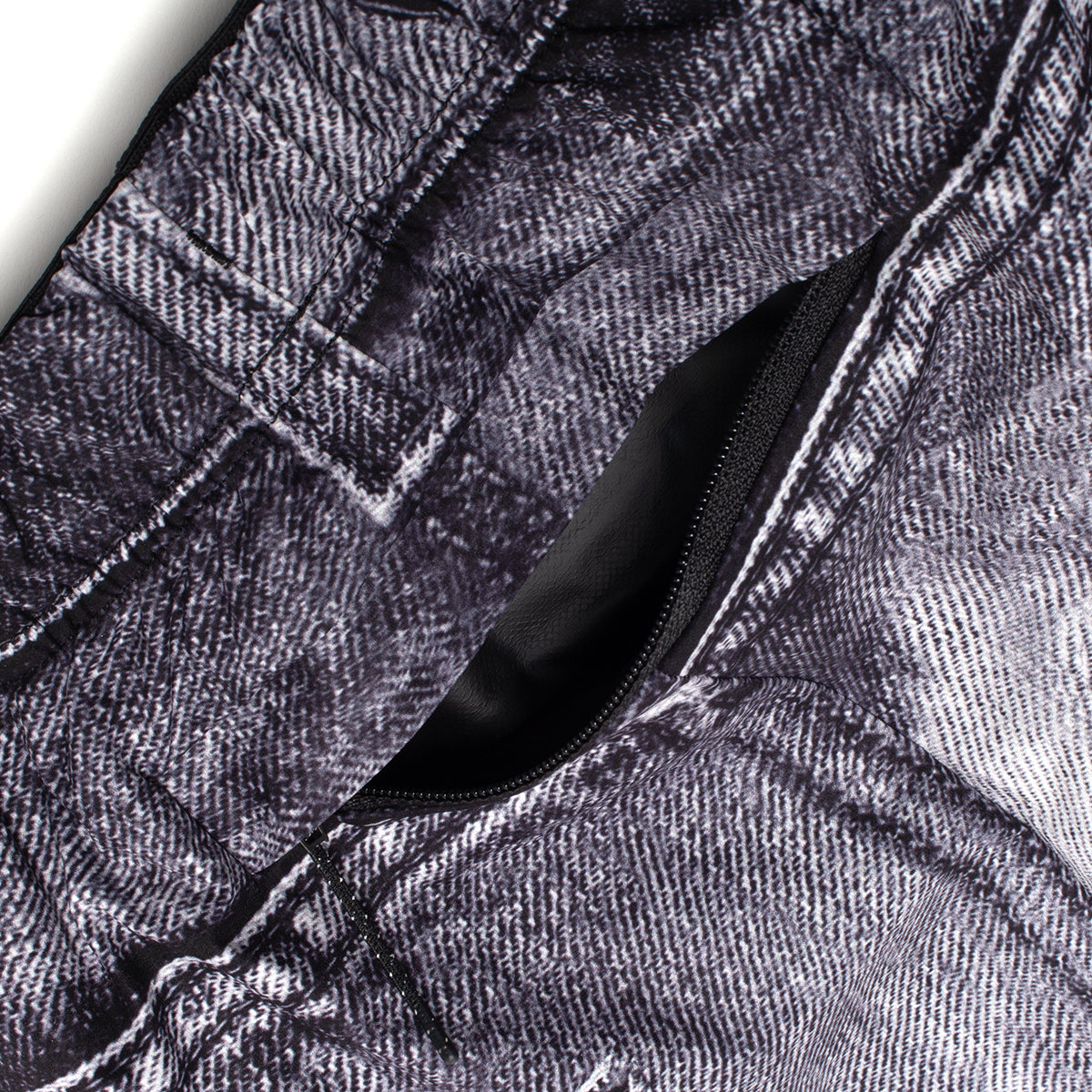 Satisfy - PeaceShell Shorts 5"
Color : Black Denim