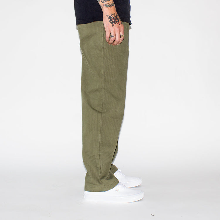 Noah | Classic Double-Pleat Herringbone Pant Color : Army Green