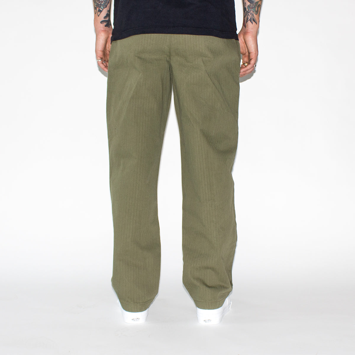 Noah | Classic Double-Pleat Herringbone Pant Color : Army Green