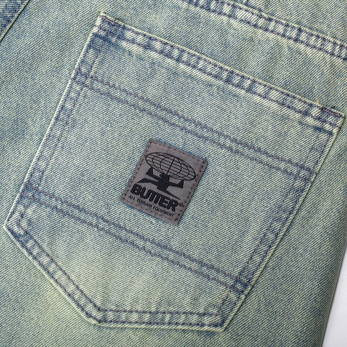 Butter Goods - Wide Cut Denim Jeans
Color : Tinted Blue Wash