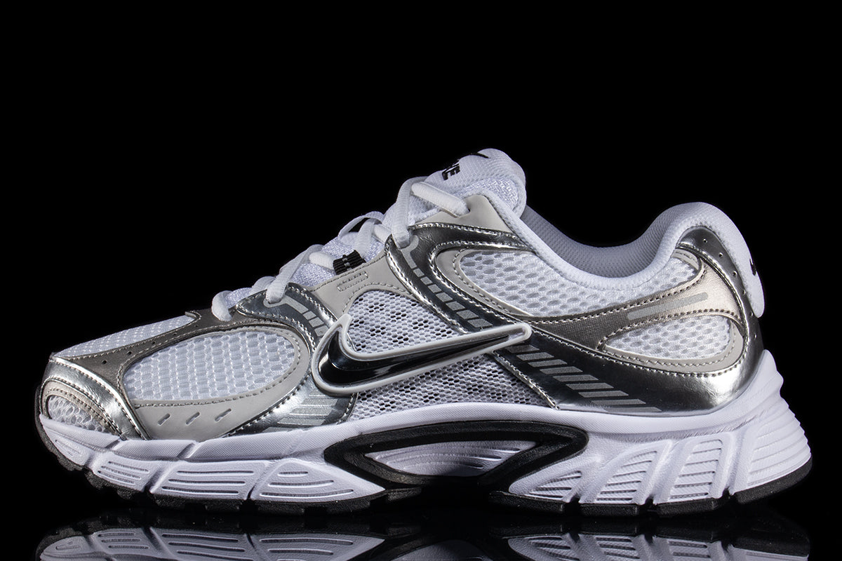 Nike - V5 RNR
Style # HJ5228-104
Color : White / Black / Vast Grey / College Grey