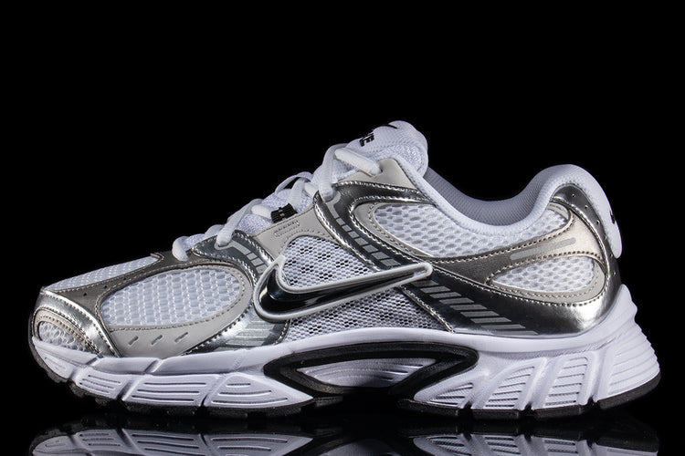 Nike - V5 RNR
Style # HJ5228-104
Color : White / Black / Vast Grey / College Grey