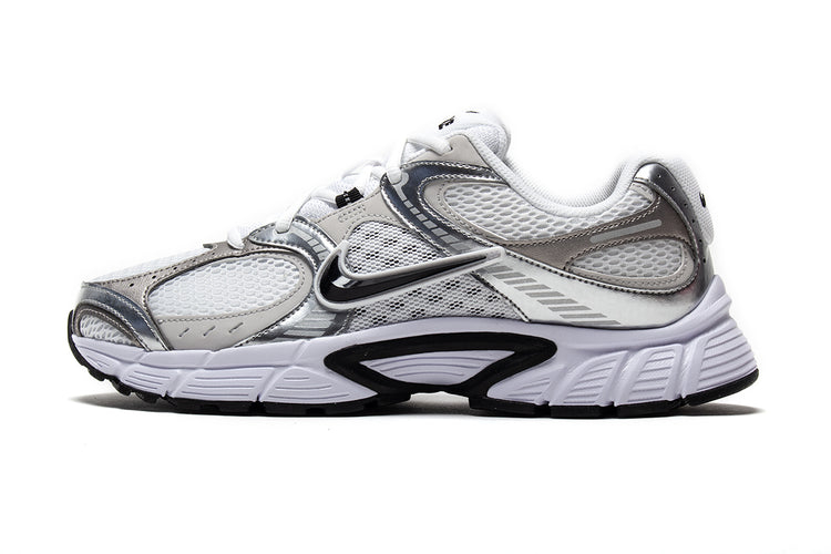 Nike - V5 RNR
Style # HJ5228-104
Color : White / Black / Vast Grey / College Grey