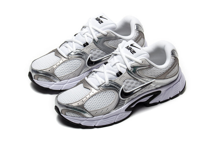 Nike - V5 RNR
Style # HJ5228-104
Color : White / Black / Vast Grey / College Grey