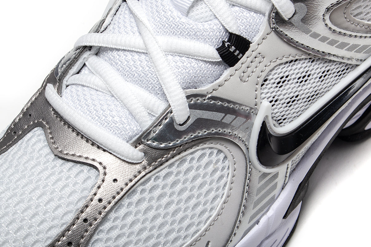 Nike - V5 RNR
Style # HJ5228-104
Color : White / Black / Vast Grey / College Grey