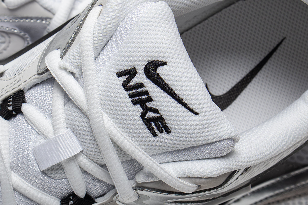 Nike - V5 RNR
Style # HJ5228-104
Color : White / Black / Vast Grey / College Grey