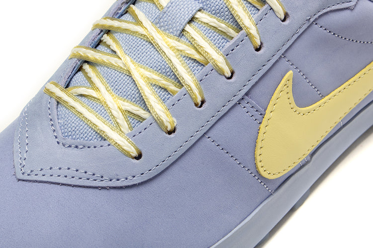 Nike - Astrograbber
Style # IH2341-400
Color : Aluminum / Soft Yellow / Sail / Black