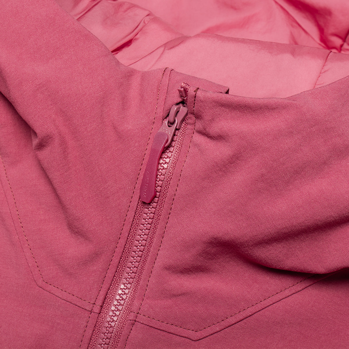 Arc'teryx - Women's Clarkia AR Insulated Hoodie
Style # X000010746
Color : LT Renegade