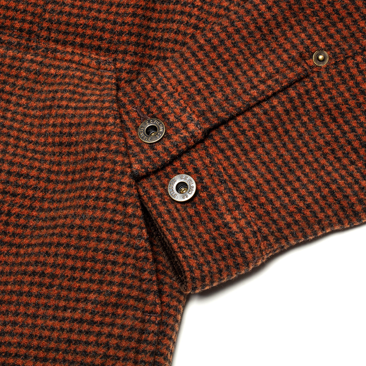 Filson - Spokane Insulated Short Cruiser
Style # F1420299337
Color : Merlot / Black Plaid