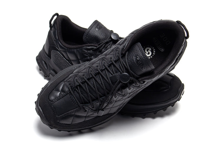 Keen - Jasper Zionic
Style # 1032650
Color : Doe Black / Star White