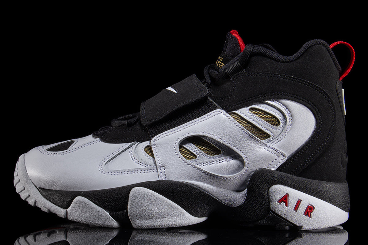 Nike - Air Diamond Turf II
Style # II7080-001
Color : Black / White / Fire Red / Metallic Gold