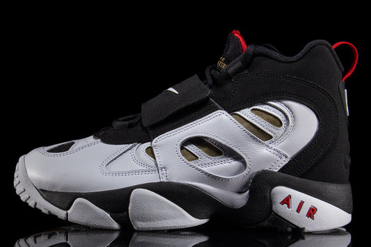 Nike - Air Diamond Turf II
Style # II7080-001
Color : Black / White / Fire Red / Metallic Gold