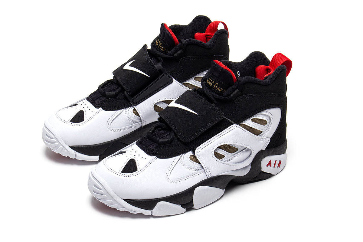 Nike - Air Diamond Turf II
Style # II7080-001
Color : Black / White / Fire Red / Metallic Gold