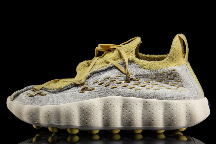 Nike - Mind 002 Flyknit
Style # IR2176-003
Color : Light Bone / Saturn Gold / Infinite Gold