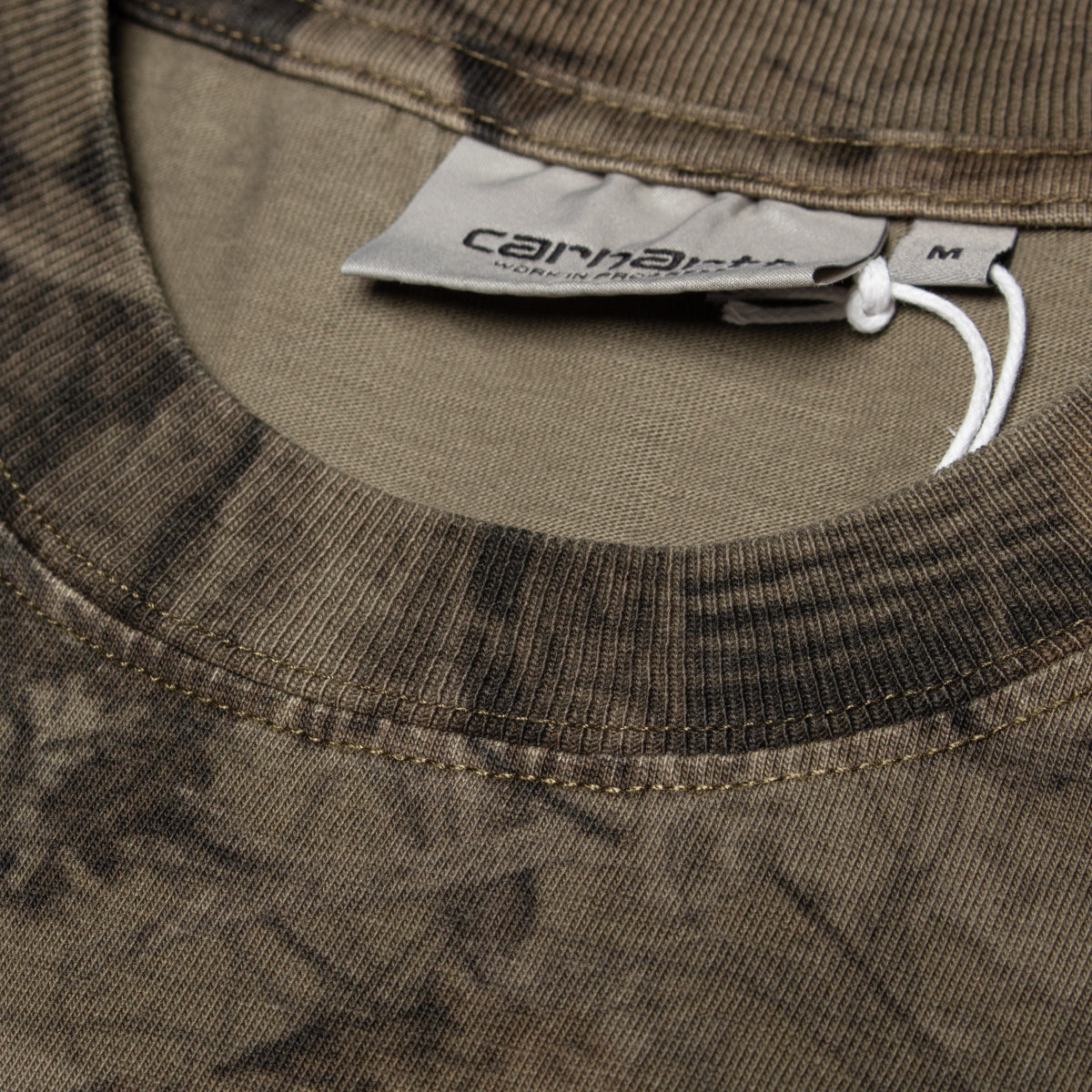 Carhartt WIP - Feather Tree L/S T-Shirt
Style # I037173-3ZQ
Color : Khaki / Shungite Camo Feather Tree
