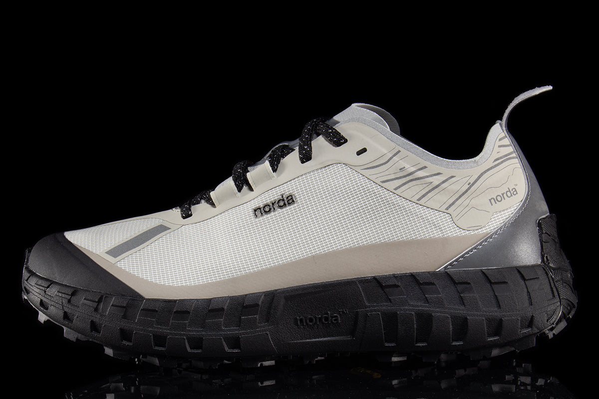 Norda - Women's 001A
Color : Cinder
Upper : Woven Bio-Dyneema®