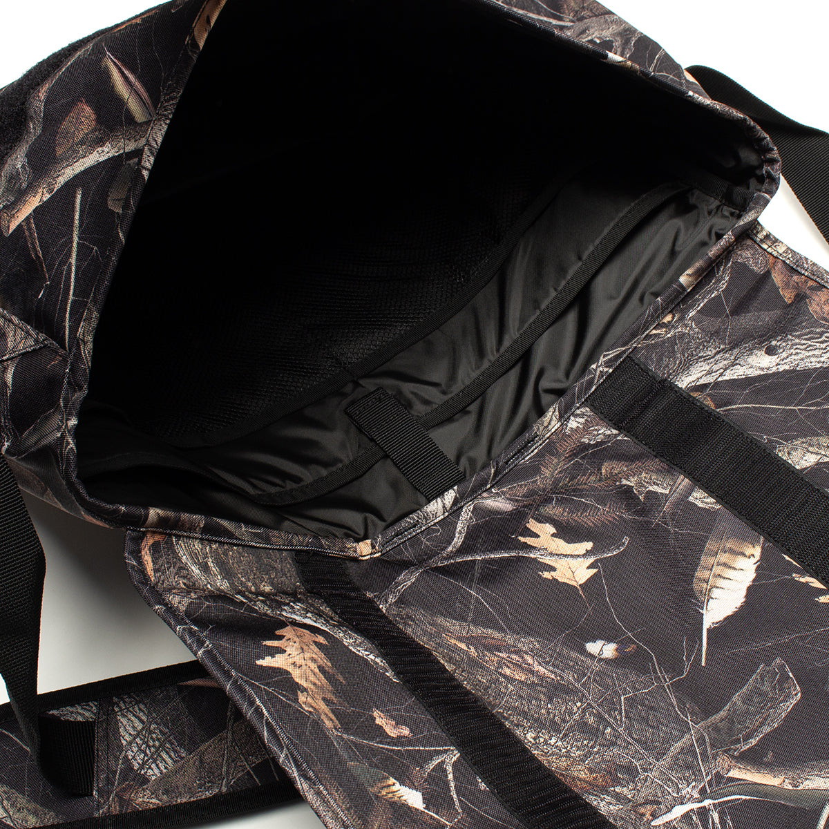 Carhartt WIP - Jake Messenger Bag
Style # I035347-3X5
Color : Camo Feather Tree / Black