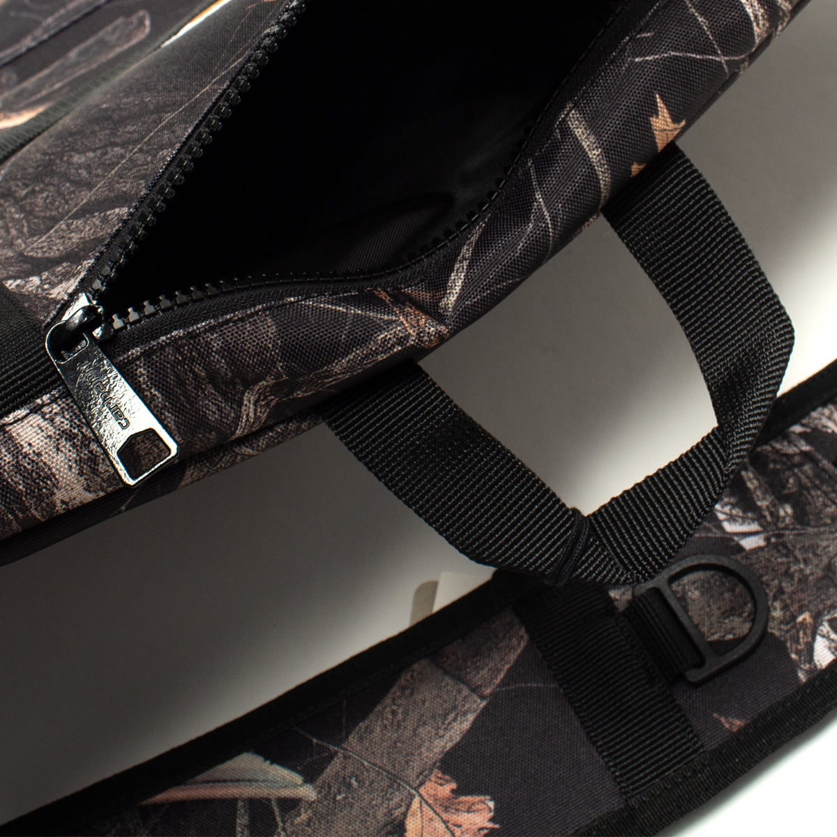 Carhartt WIP - Jake Messenger Bag
Style # I035347-3X5
Color : Camo Feather Tree / Black