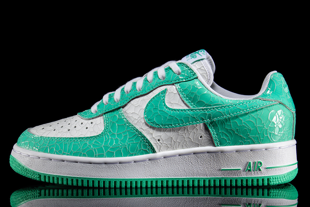 Nike - Air Force 1 '01 Cracked Leather
Style # JA0248-300
Color : Menta / White