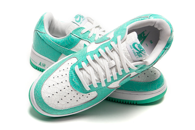Nike - Air Force 1 '01 Cracked Leather
Style # JA0248-300
Color : Menta / White