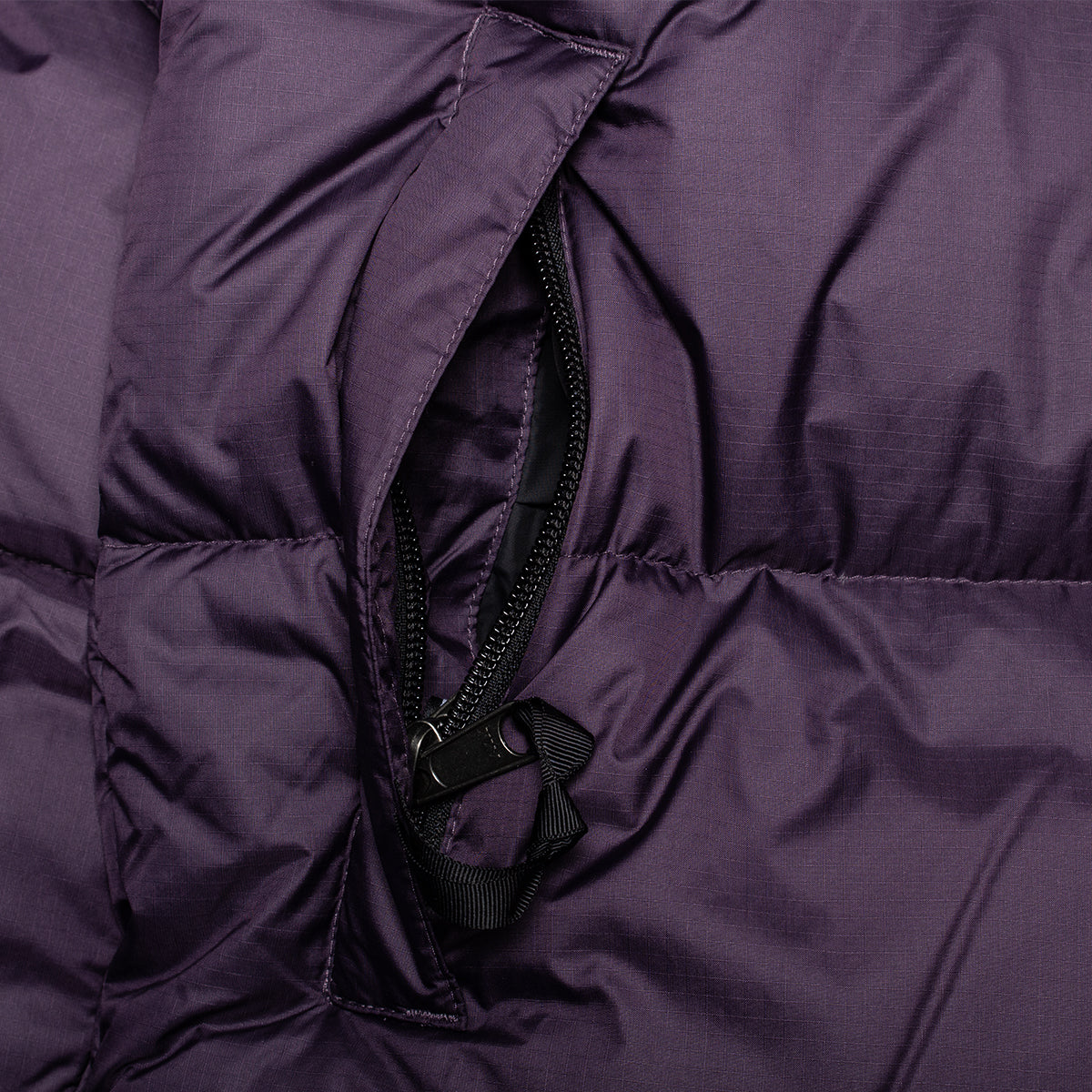 The North Face - Women's 1996 Retro Nuptse Jacket
Style # NF0A3XEOGJI1
Color : Endless Dusk / TNF Black