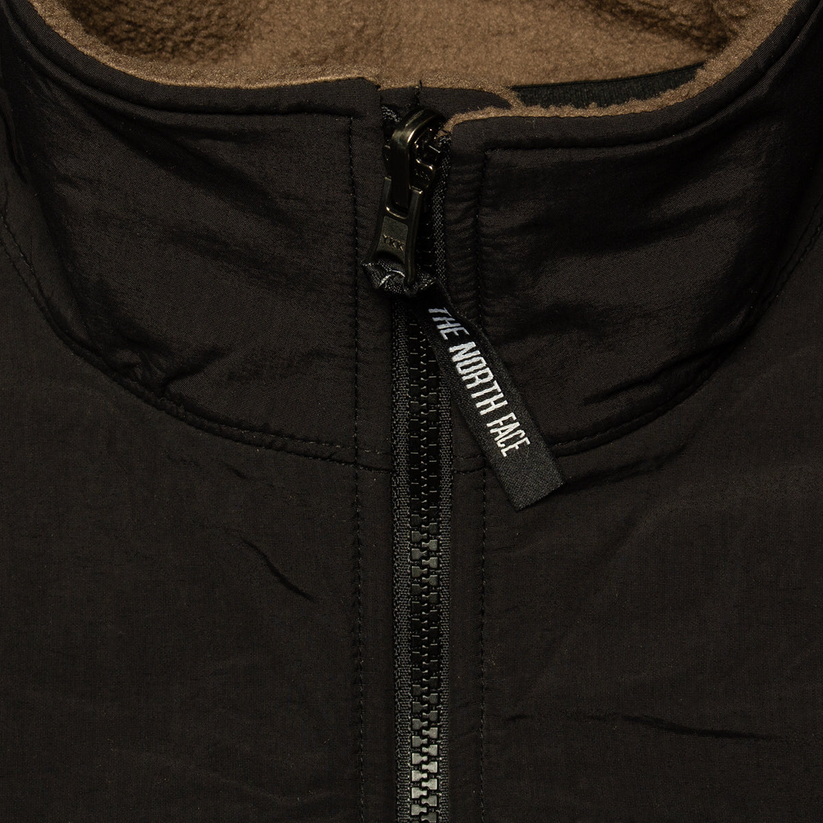 The North Face | Retro Denali Jacket
Style # NF0A88XH5EX1
Color : Smokey Brown / TNF Black