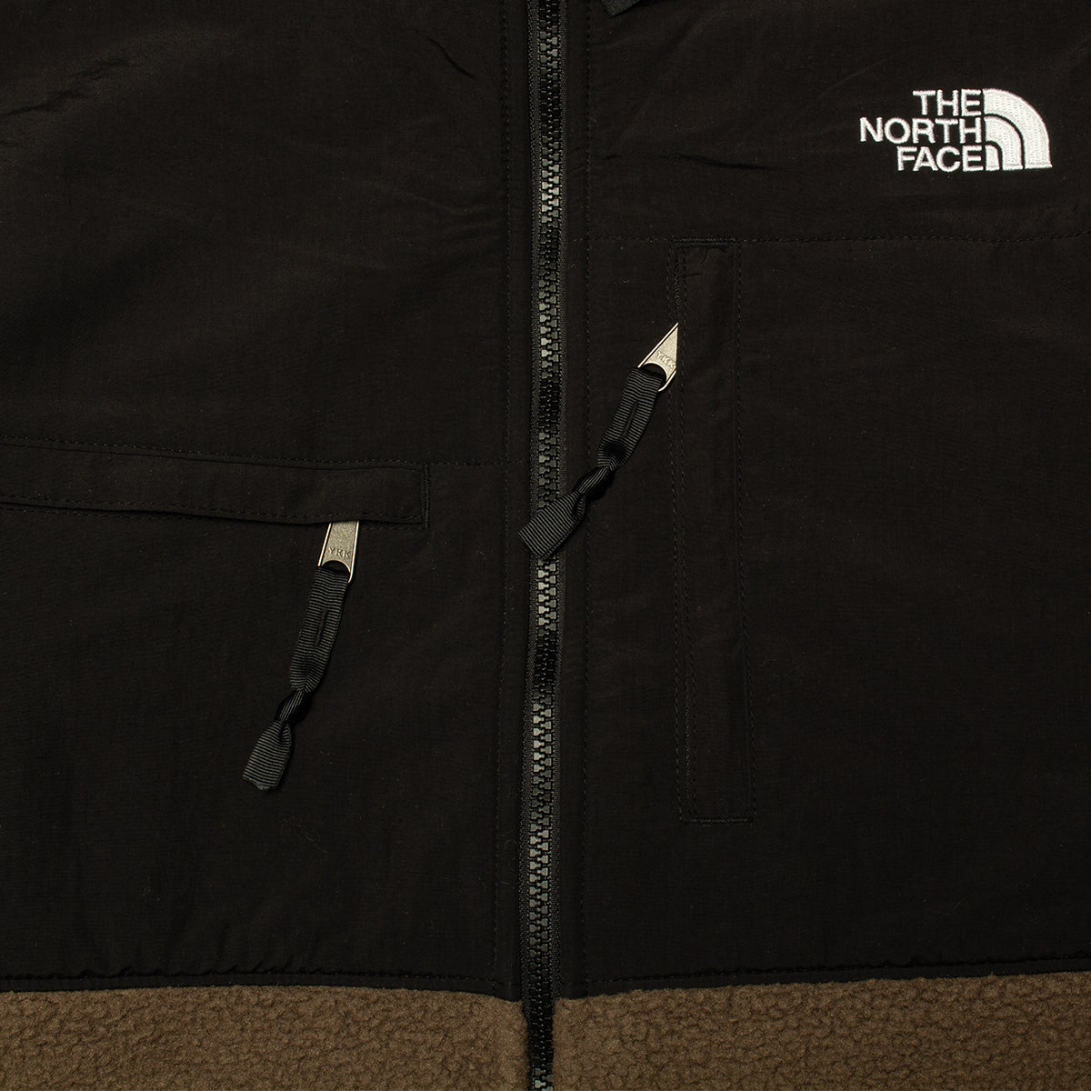 The North Face | Retro Denali Jacket
Style # NF0A88XH5EX1
Color : Smokey Brown / TNF Black