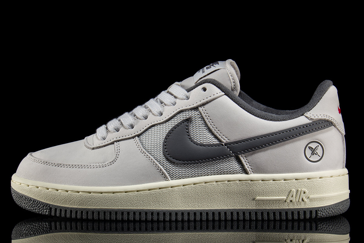 Nike SB - Air Force 1 SB x Yuto Horigome
Style # IO8439-100
Color : White / Iron Grey / White / Coconut Milk
