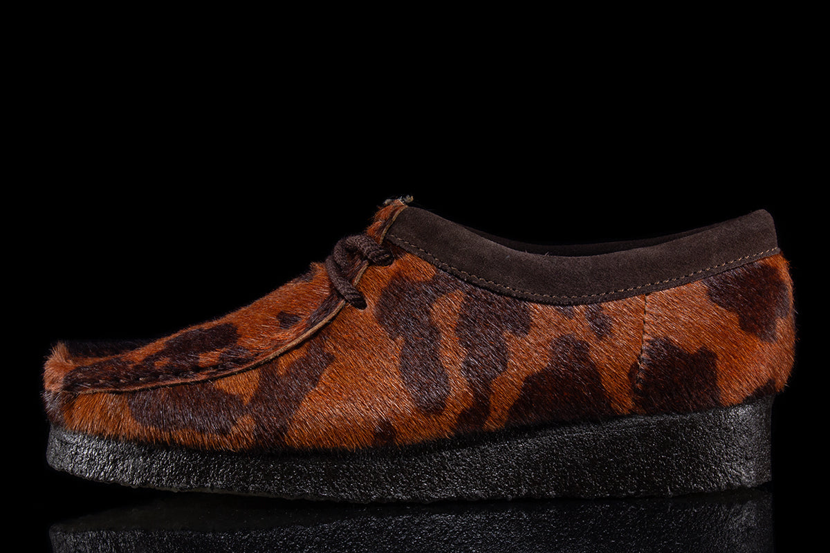 Clarks Original - Wallabee&nbsp;
Style # 26183072
Color : Brown Cow Print