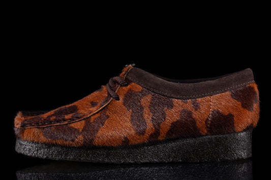 Clarks Original - Wallabee&nbsp;
Style # 26183072
Color : Brown Cow Print